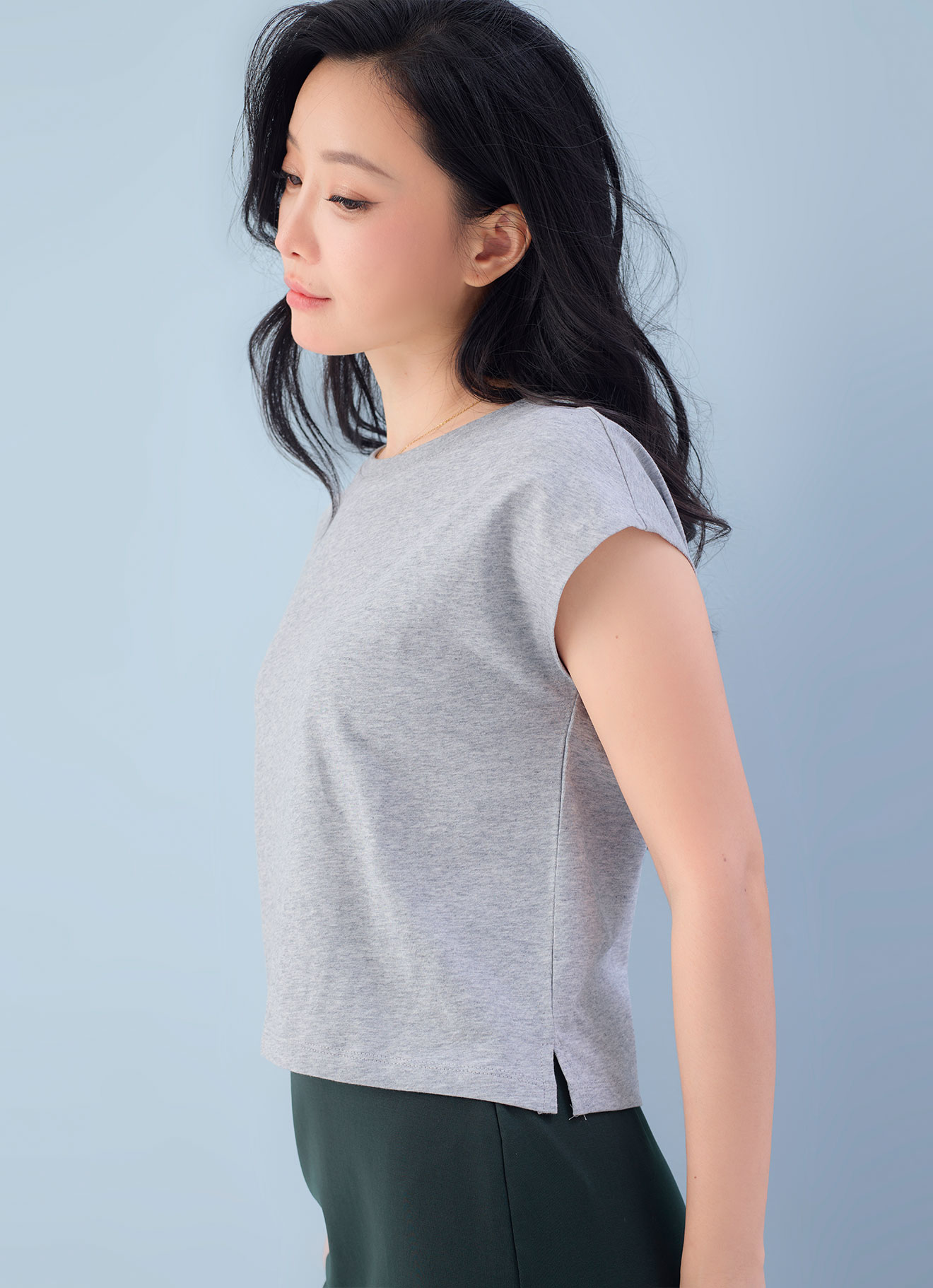 High-rise by Round-Neck Blouse