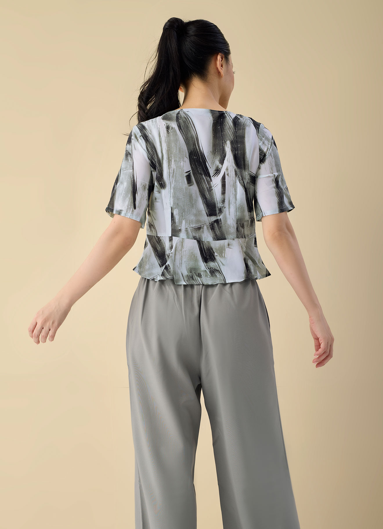 Laurel-Wreath  by Round-Neck Top