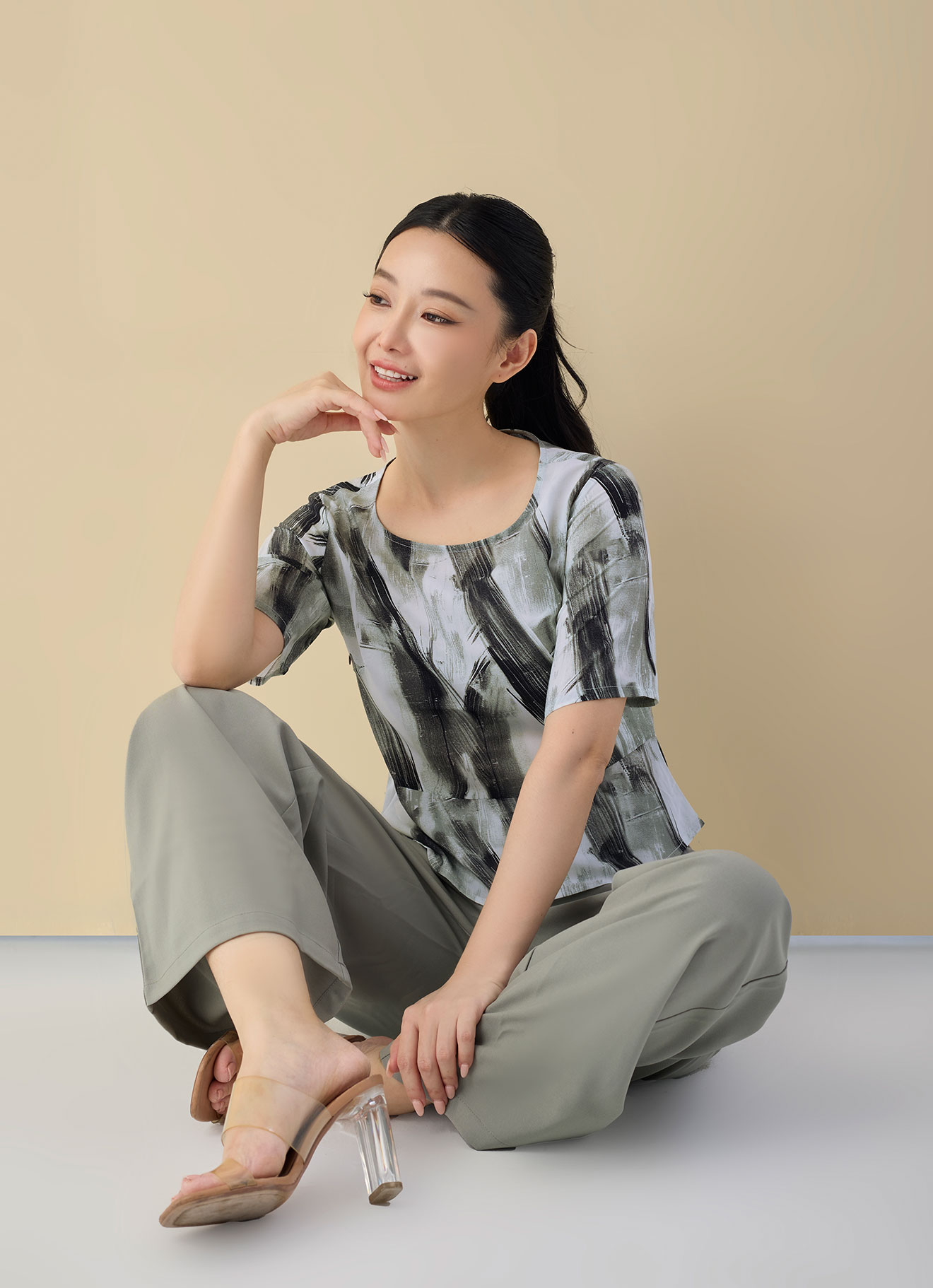 Laurel-Wreath  by Round-Neck Top