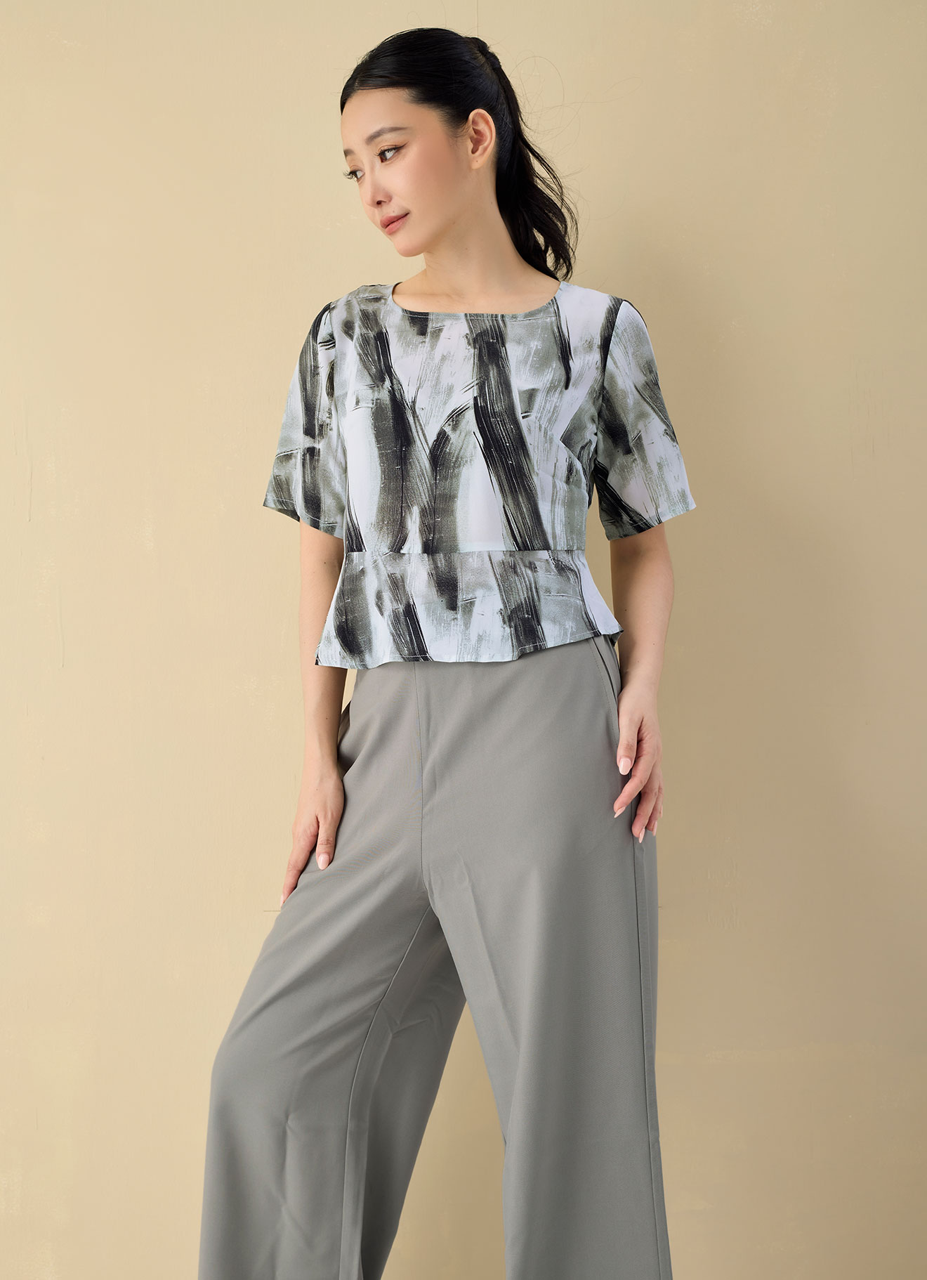 Laurel-Wreath  by Round-Neck Top