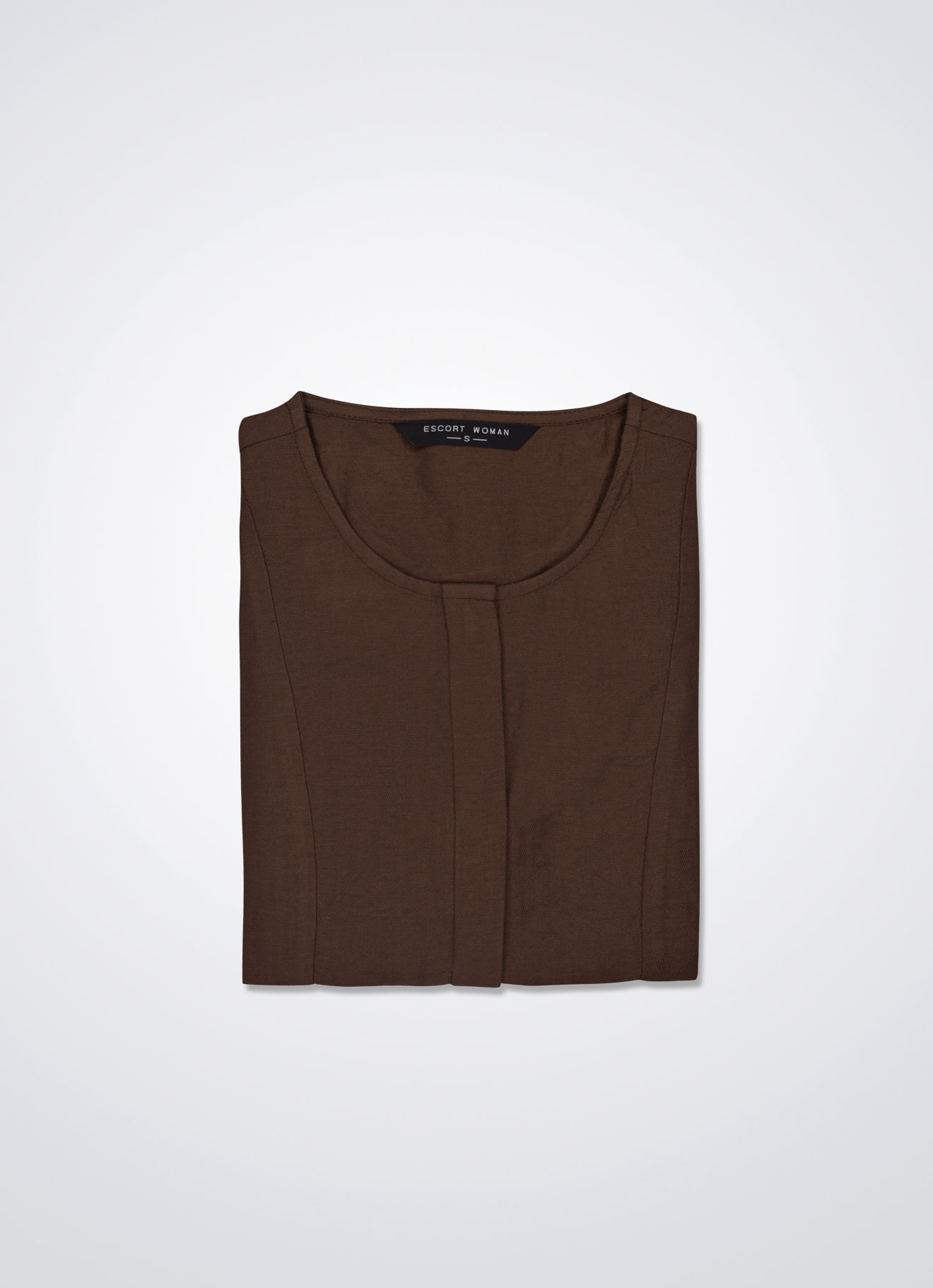 Monk's-Robe by Sleeveless Blouse