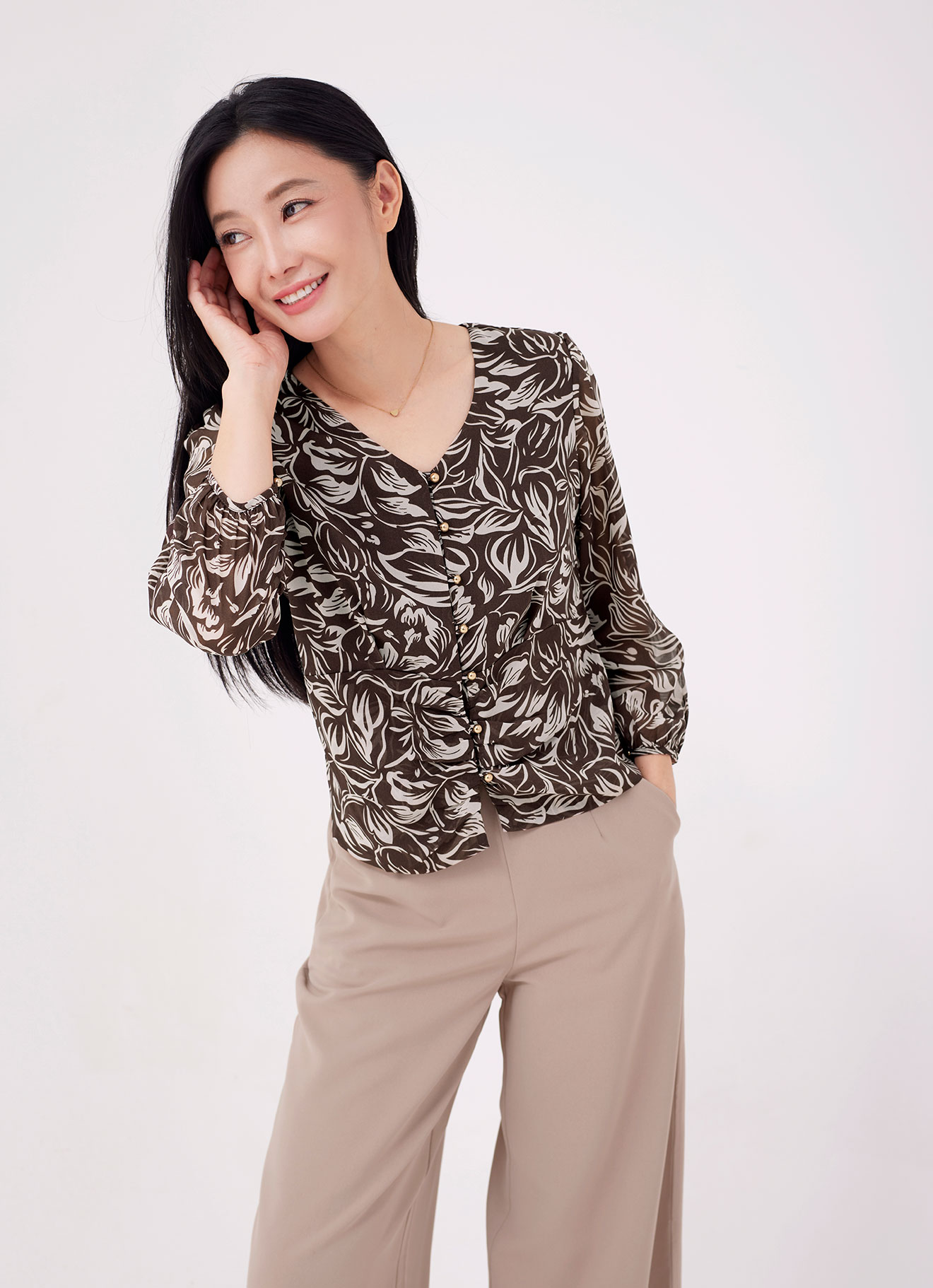 Shopping-Bag by V-Neck Blouse