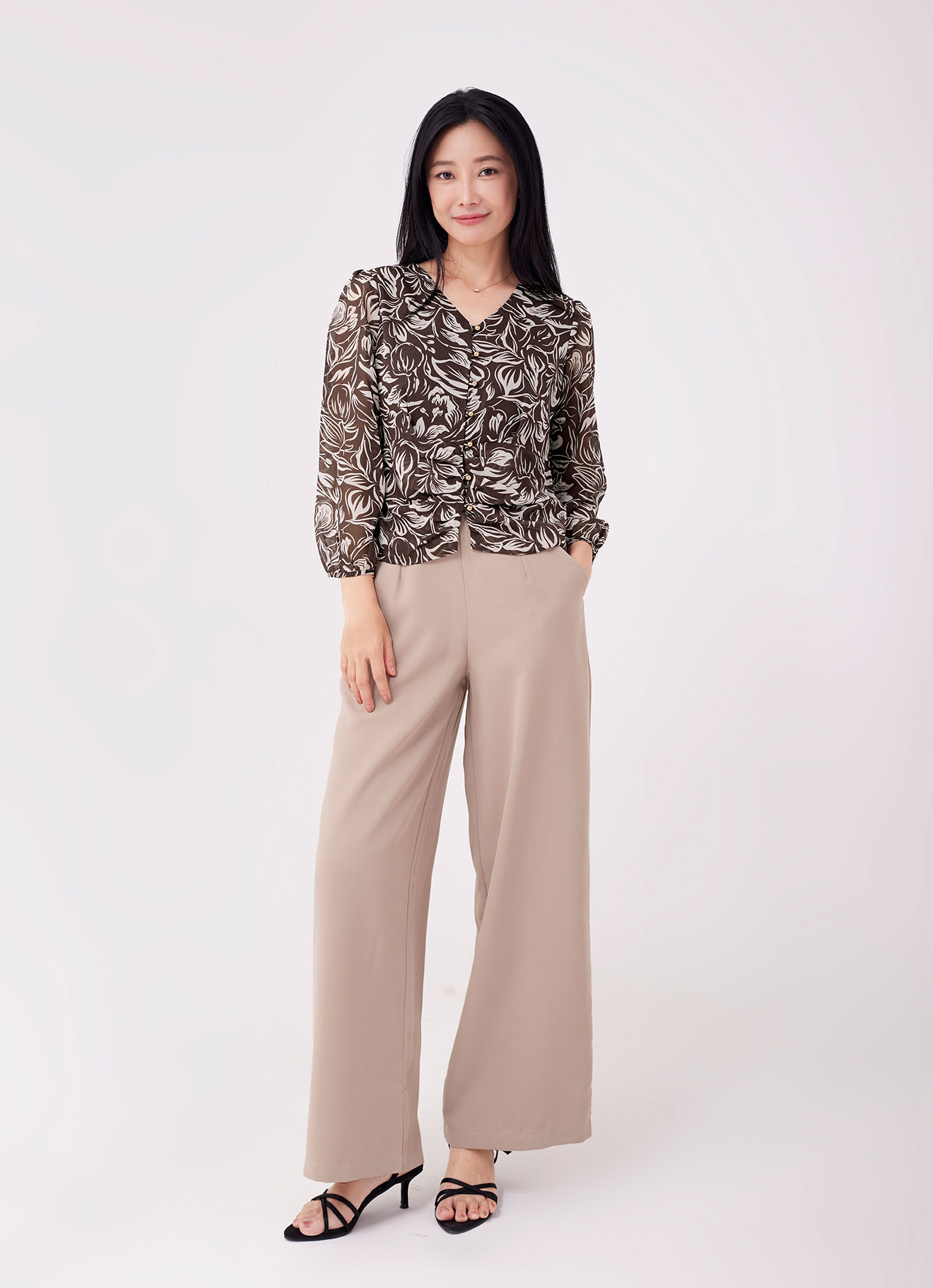 Shopping-Bag by V-Neck Blouse